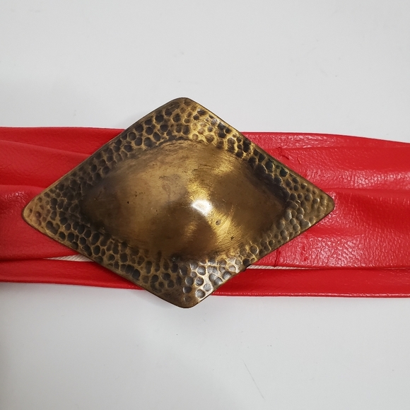 Vintage red waist belt with diamond shaped brass buckle - Picture 3 of 8